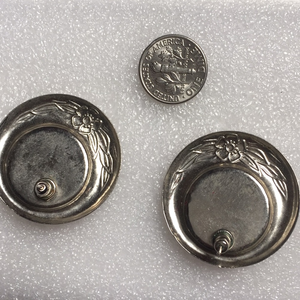 ❌SOLD❌😍 Gold & Silver Earrings - Picture 2 of 4